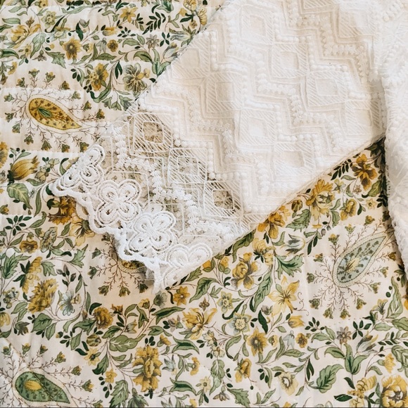 White lace chevron patterned blouse w/ back button - Picture 2 of 6
